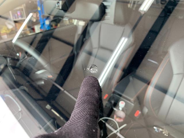 新車スバル Xvのフロントガラスの飛び石傷 高額なガラス交換しなくても ウインドリペアという修理方法がございます グーネットピット