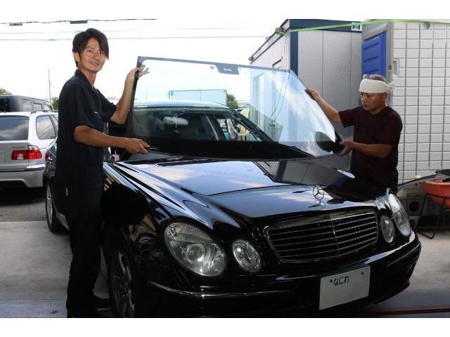 割れてしまった輸入車のフロントガラス。純正品と同品質のOEMガラスでお得にガラス交換！