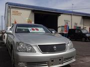 お買い得な中古車も展示しています