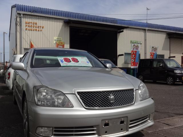 お買い得な中古車も展示しています