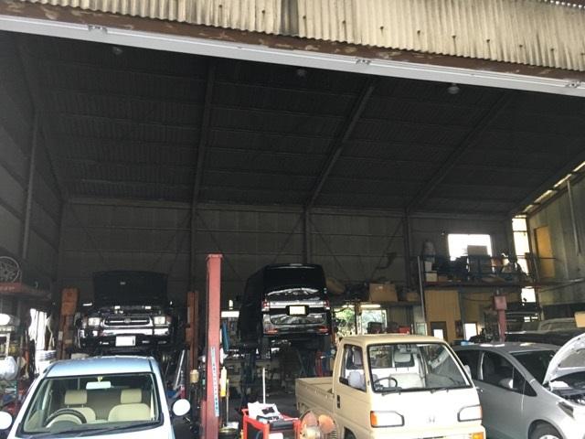 設備も充実、何でもお任せください。地域密着の整備工場です。お気軽にお越しください。