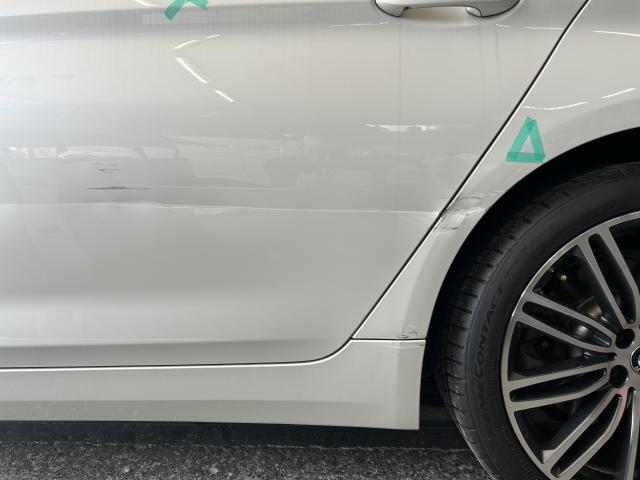 BMW 5シリーズ 左側面の自損事故修理｜左フロント・リヤドア交換／クォーターパネル・タイヤハウスインナー鈑金｜保険修理