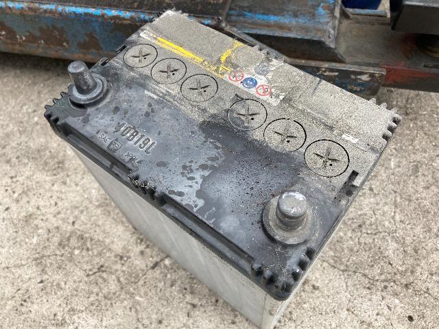 三菱　ミニキャブトラック　U61T　バッテリー交換　「車検 点検 板金 塗装 船場サービスにお任せ下さい！」