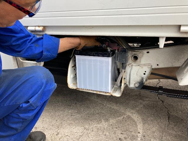 三菱　ミニキャブトラック　U61T　バッテリー交換　「車検 点検 板金 塗装 船場サービスにお任せ下さい！」