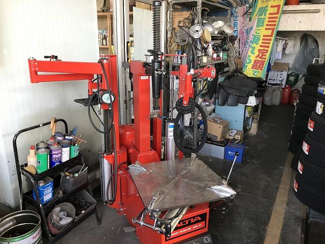 タイヤチェンジャー・バランサー完備。タイヤ販売も行っております。