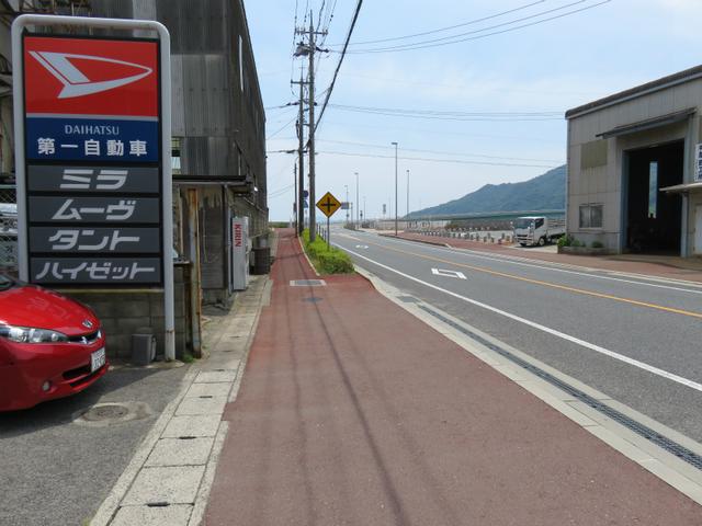 店舗入り口です。（阿賀マリノ大橋手前・左側）ダイハツ看板が目印です。近くにセブンイレブンあり。