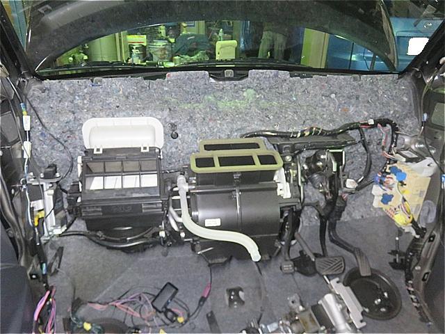 スズキ　パレット　エアコン冷えない　エアコンガス漏れ　エバポレーター交換　呉市の第一自動車へ