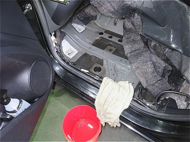 トヨタ　シェンタ　NSP170G　雨漏り修理　呉市の第一自動車へ