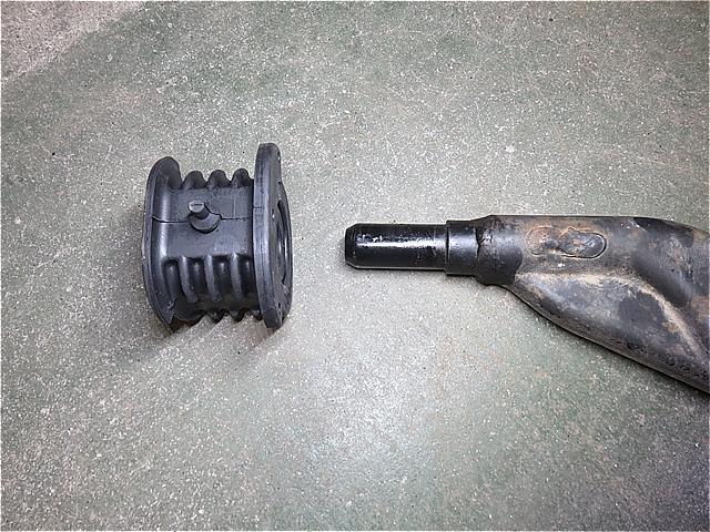 三菱 ミニキャブ U62T 足廻りの異音 ロアアーム・ブッシュ交換 呉市の第一自動車へ