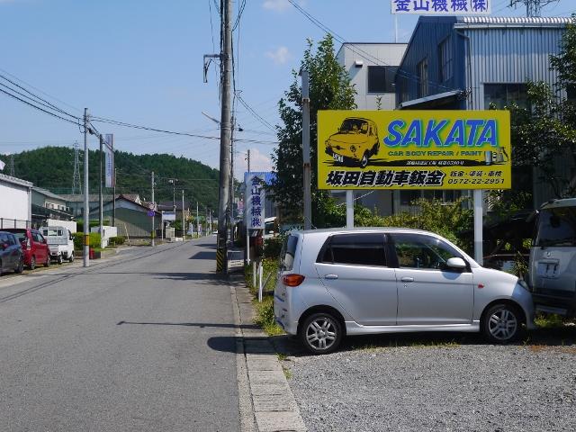 セブンイレブン多治見美坂町店から北にクルマで約２分です。黄色の看板が目印です。