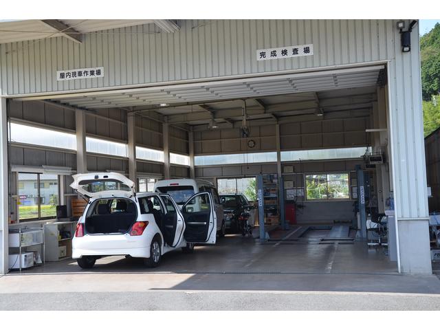 当店は安心の立合い車検です。車検専用ラインも完備、お待たせいたしません。