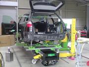 タリアのフレーム修正機です、三次元にミリ単位で車を修理します