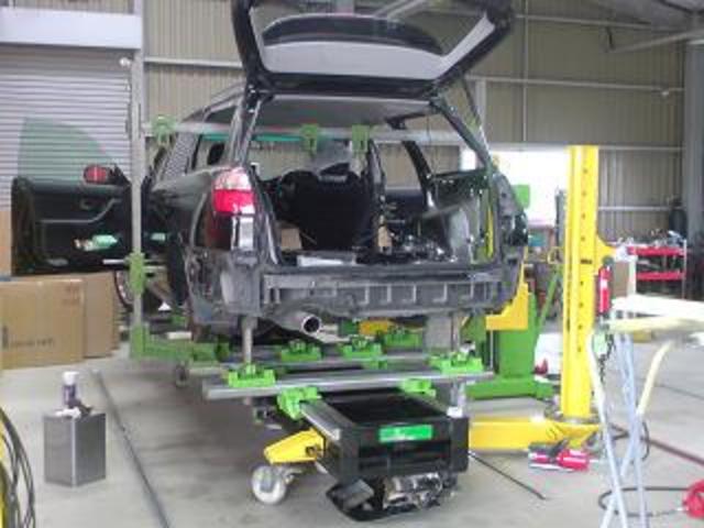 タリアのフレーム修正機です、三次元にミリ単位で車を修理します