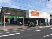 整備工場とカフェが併設されています。