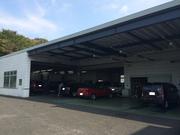 整備工場外観です。もともとディーラーの居抜き物件なので広々。