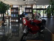 店内にもバイクのディスプレイあります。