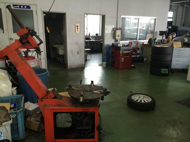 タイヤの履き替えも承ります。