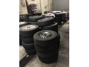 各種タイヤ販売、タイヤ預かりサービスもしてます