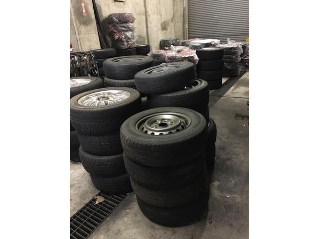 各種タイヤ販売、タイヤ預かりサービスもしてます