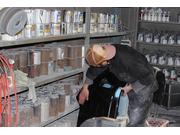 元のボディカラーに限りなく近い色を調合します。