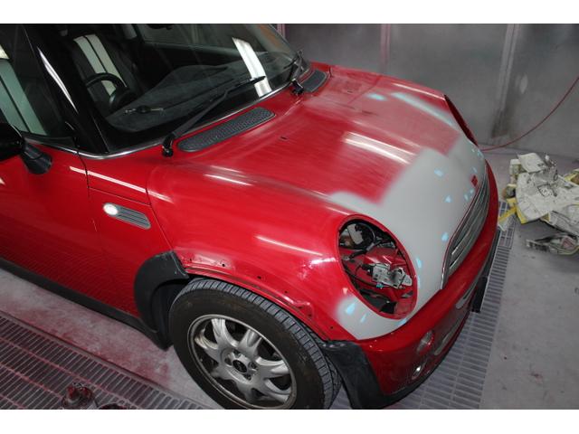 ブース内にて最終の色調合を行います。