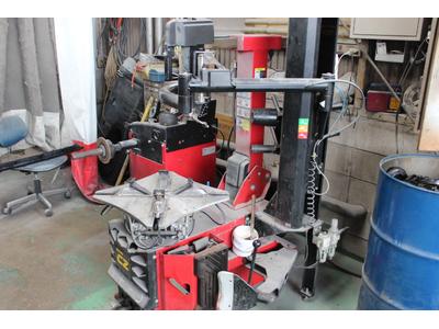 自社タイヤチェンジャーも完備！