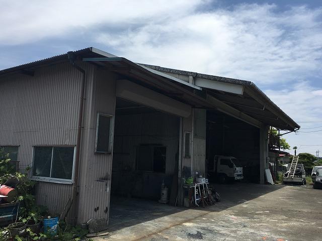 少し離れた所にある、当社の板金塗装工場になります。事故修理や小キズ直しもお任せ下さい。