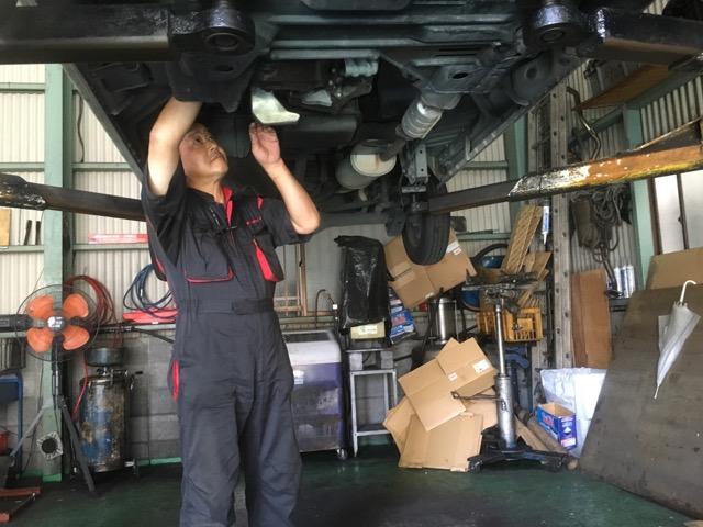 プロの整備士による整備を実施。お車の細部までしっかりチェック・整備を行います。