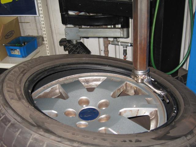 フォード　モンデオ　ＷＦ０ＣＪＢ　タイヤ交換