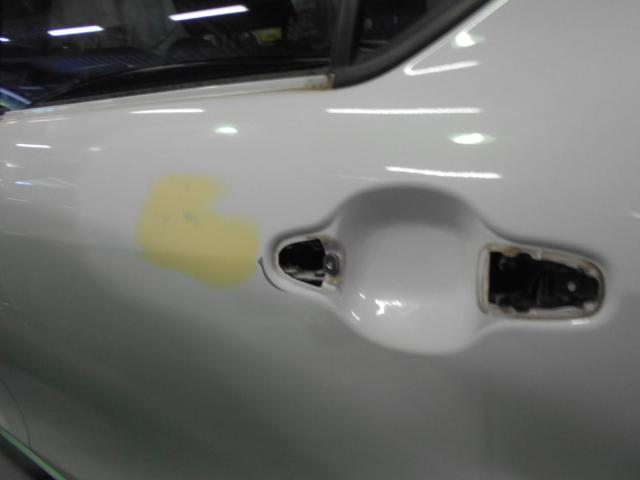 トヨタ　アクア　板金・外装補修　ボディサイドシル フロントバンパー フロントドア　大阪 東大阪 八尾 交野 門真 修理 鈑金 板金 交換 塗装 ミガキ 磨き 早い 代車完備