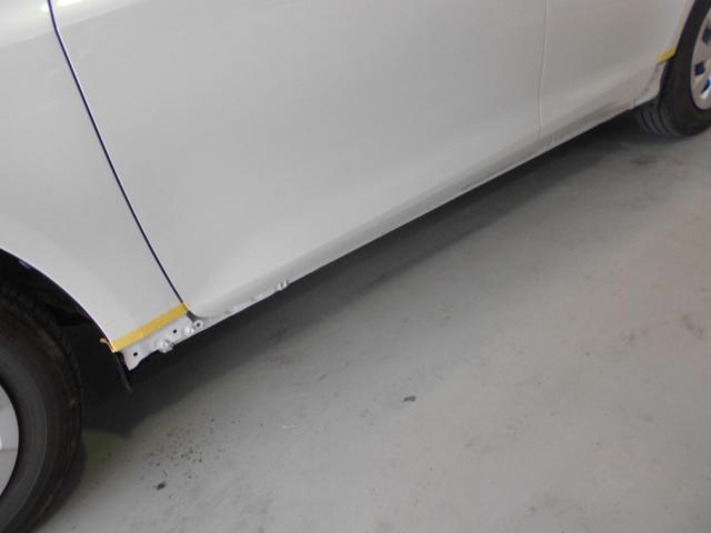 トヨタ　アクア　板金・外装補修　ボディサイドシル フロントバンパー フロントドア　大阪 東大阪 八尾 交野 門真 修理 鈑金 板金 交換 塗装 ミガキ 磨き 早い 代車完備