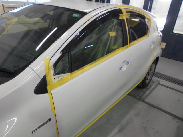 トヨタ　アクア　板金・外装補修　ボディサイドシル フロントバンパー フロントドア　大阪 東大阪 八尾 交野 門真 修理 鈑金 板金 交換 塗装 ミガキ 磨き 早い 代車完備