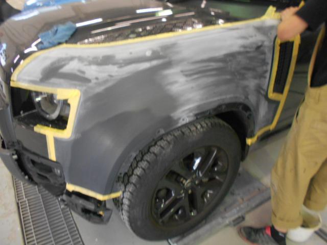 ランドローバー ディフェンダー 板金・外装補修 フロントフェンダー 大阪 東大阪 八尾 交野 門真 修理 鈑金 板金 塗装 ミガキ 磨き 早い 代車完備