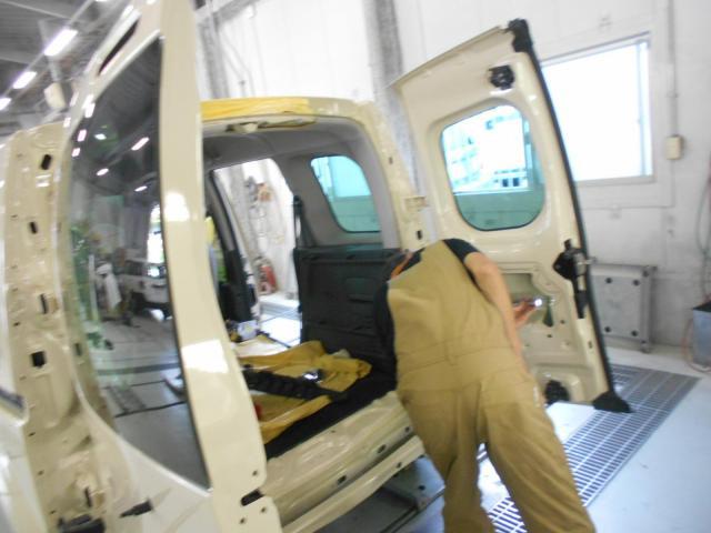 ルノー カングー 板金・外装補修 ボンネット フロントドア リアドア サイドシル フロントバンパー フロントフェンダー リアフェンダー 大阪 東大阪 八尾 交野 門真 修理 鈑金 板金 交換 塗装 ミガキ 磨き 早い 代車完備