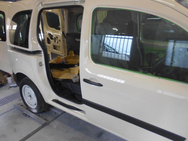 ルノー カングー 板金・外装補修 ボンネット フロントドア リアドア サイドシル フロントバンパー フロントフェンダー リアフェンダー 大阪 東大阪 八尾 交野 門真 修理 鈑金 板金 交換 塗装 ミガキ 磨き 早い 代車完備