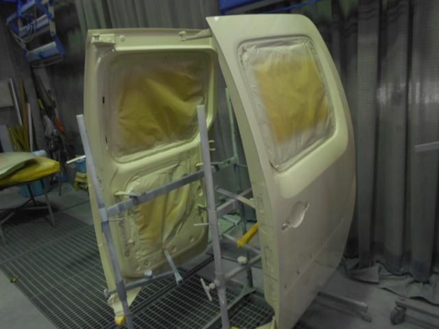 ルノー カングー 板金・外装補修 ボンネット フロントドア リアドア サイドシル フロントバンパー フロントフェンダー リアフェンダー 大阪 東大阪 八尾 交野 門真 修理 鈑金 板金 交換 塗装 ミガキ 磨き 早い 代車完備