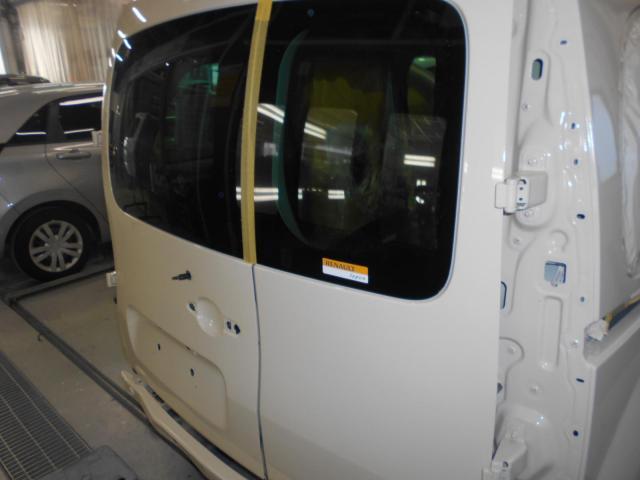 ルノー カングー 板金・外装補修 ボンネット フロントドア リアドア サイドシル フロントバンパー フロントフェンダー リアフェンダー 大阪 東大阪 八尾 交野 門真 修理 鈑金 板金 交換 塗装 ミガキ 磨き 早い 代車完備