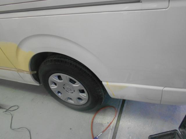 トヨタ ハイエースバン 板金・外装補修 リアフェンダー スライドドア ルーフ 大阪 東大阪 八尾 交野 門真 修理 鈑金 板金 塗装 ミガキ 磨き 早い 代車完備