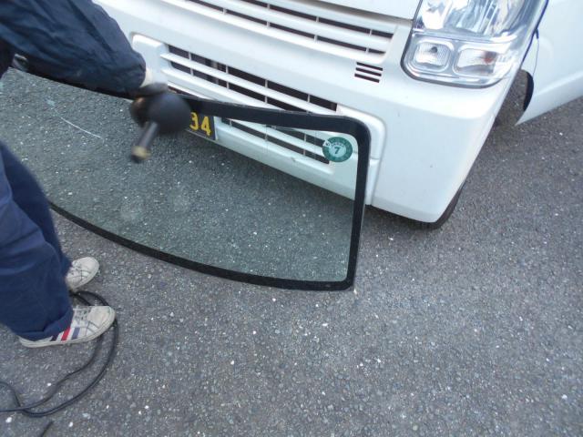 日産 クリッパーバン 板金・外装補修 フロントガラス 大阪 東大阪 八尾 交野 門真 修理 交換 早い 代車完備