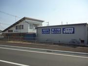 弊社は西毛広域幹線道路沿い、上芝南交差点角に位置しております。