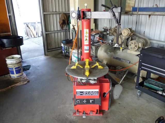 軽自動車から普通自動車でしたら、こちらのタイヤチェンジャーでご対応致します。