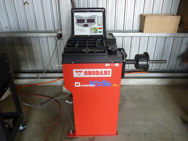 近年導入致しました新型ホイールバランサーでホイールバランスもバッチリ！！