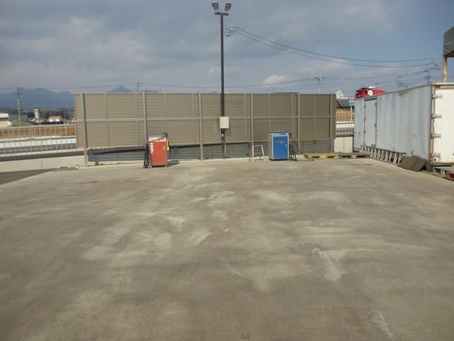 高圧洗浄機２台とＬＥＤ外灯設置済みの広々とした洗車場で、お客様の車両を手洗い洗車致します。夜でもＯＫ