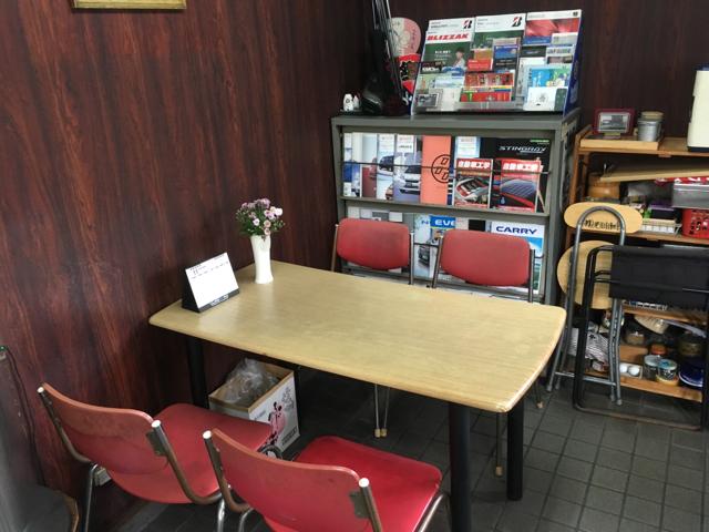 お見積りや整備の合間にゆったりとおくつろぎ頂けます！お客様のご来店を心よりお待ちしております。