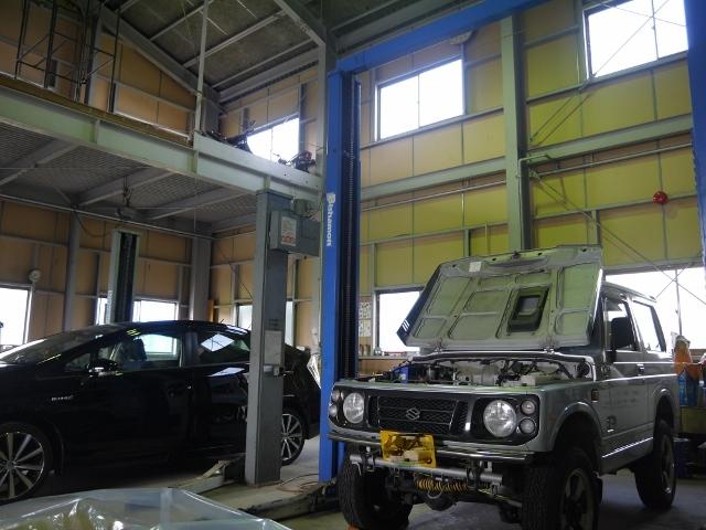 整備用リフトも完備！車検・点検もおまかせ下さい。