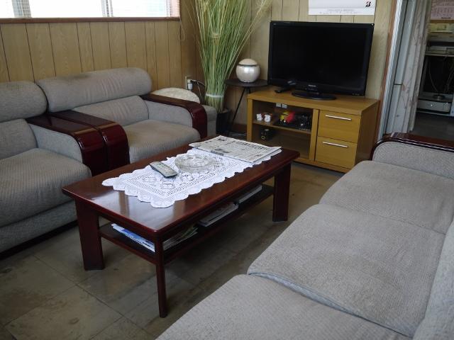 ゆったりと座れるソファーでお待ちください。