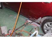 ダメージの大きな車も修正機で直します！