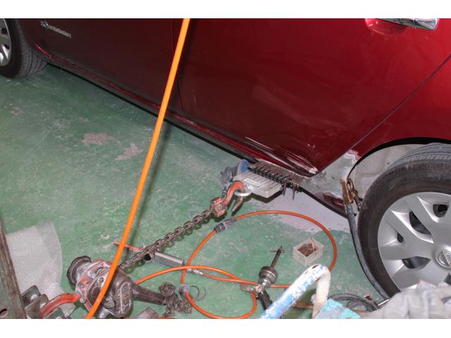 ダメージの大きな車も修正機で直します！