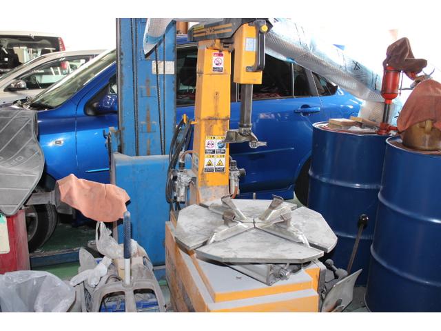 １６インチ対応のタイヤチェンジャー完備！