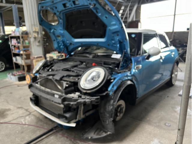 BMW MINI　フロントバンパー廻り　修理　鈑金塗装　唐津市　浜玉　玄海町　相知　鏡